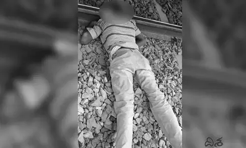 రైలు కింద పడి వ్యక్తి ఆత్మహత్య