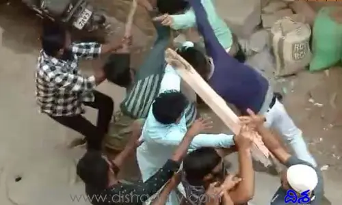 కూకట్‌పల్లిలో ఇరు వర్గాల మధ్య ఘర్షణ.. తల్వార్‌లతో దాడి..
