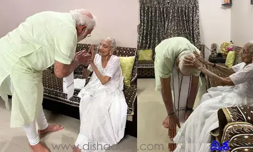 ఎన్నికల్లో ఘన విజయం..తల్లి ఆశీర్వాదం తీసుకున్న ప్రధాని మోడీ