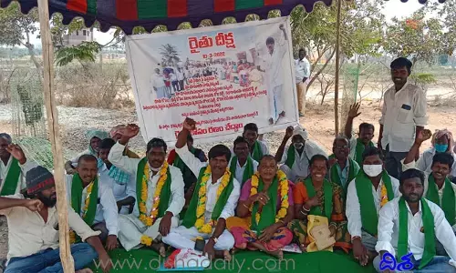అసైన్డ్ భూముల పాస్ పుస్తకాలు ఇవ్వాలని.. తహశీల్దార్ కార్యాలయం వద్ద రైతులు దీక్ష