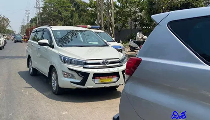 నగరంలో ఖాకీల ద్వంద వైఖరి.. వీఐపీలకు నో రూల్స్..? నగరంలో ఖాకీల ద్వంద వైఖరి.. వీఐపీలకు నో రూల్స్..?