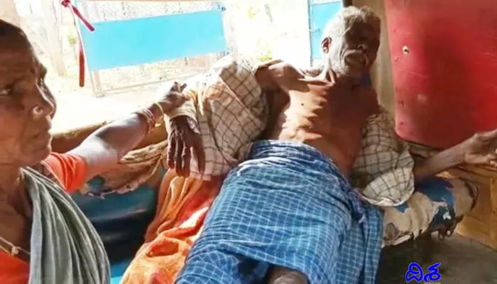ఎంత దారుణం.. పోడు రైతుపై అటవీ అధికారుల ప్రతాపం ఎంత దారుణం.. పోడు రైతుపై అటవీ అధికారుల ప్రతాపం