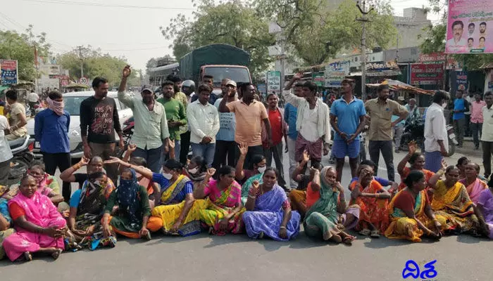 దళిత బంధు నీరుగార్చే విధంగా ఉందంటూ జాతీయ రహదారిపై దళితుల ఆందోళన.. దళిత బంధు నీరుగార్చే విధంగా ఉందంటూ జాతీయ రహదారిపై దళితుల ఆందోళన..