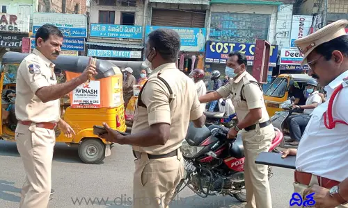 హెల్మెట్ లేని పోలీసులకు ఫైన్ వేసిన ఎసీపీ