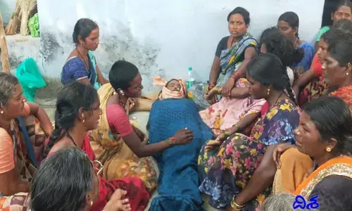 లారీ డ్రైవర్ నిర్లక్ష్యంగా ఒకరు మృతి ..ఆందోళనకు దిగిన తండావాసులు
