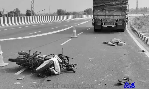 రెండు ప్రాణాలను బలిగొన్న రాంగ్ రూట్.. ఫ్లైఓవర్ ఎక్కిన కాసేటికే..