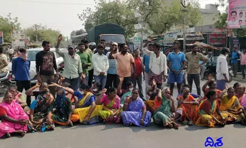 దళిత బంధు నీరుగార్చే విధంగా ఉందంటూ జాతీయ రహదారిపై దళితుల ఆందోళన..