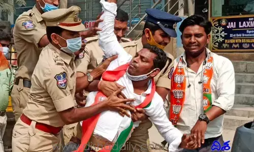 బీజేపీ నేతలు ఆందోళన... అరెస్ట్ చేసిన పోలీసులు