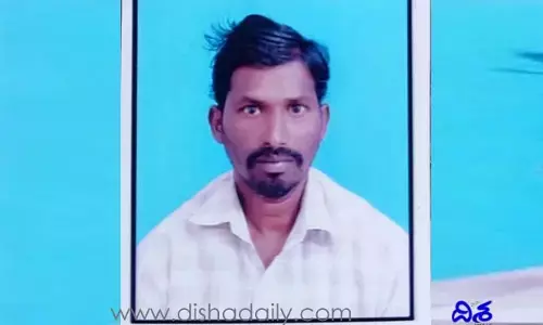 డబ్బులు ఇవ్వడానికి వెళ్లిన వ్యక్తి.. చెట్టు కింద అలా చూసి షాకైన కొడుకు!