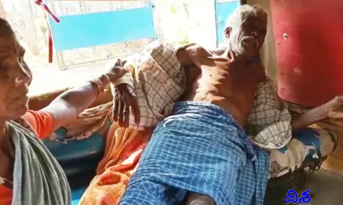ఆదివాసీపై అధికారుల దుర్మార్గ చర్యలు.. దాహమేస్తుందంటే మూత్రం తాగమన్నారు..! (వీడియో)