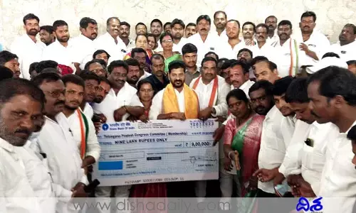 రేవంత్ రెడ్డికి రూ. 9 లక్షల చెక్కు అందజేత