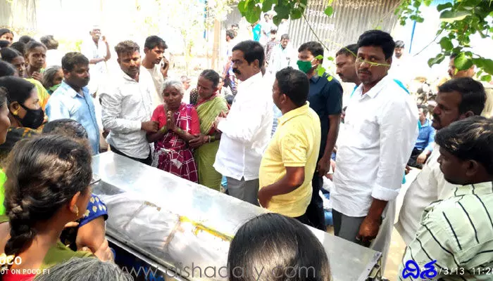 మృతదేహంతో ఆసుపత్రి ఎదుట ప్రజాసంఘాల ధర్నా.. ఎమ్మెల్యే చిట్టెం సీరియస్ మృతదేహంతో ఆసుపత్రి ఎదుట ప్రజాసంఘాల ధర్నా.. ఎమ్మెల్యే చిట్టెం సీరియస్