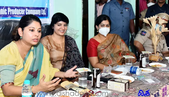 అరుణ్యకు బ్రాండ్ అంబాసిడర్గా నేనే ఉంటా.. స్మితా సబర్వాల్ అరుణ్యకు బ్రాండ్ అంబాసిడర్గా నేనే ఉంటా.. స్మితా సబర్వాల్