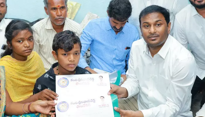 ఉదారతను చాటిన ఎన్ఆర్ఐ.. రూ. లక్ష ఆర్థిక సాయం ఉదారతను చాటిన ఎన్ఆర్ఐ.. రూ. లక్ష ఆర్థిక సాయం