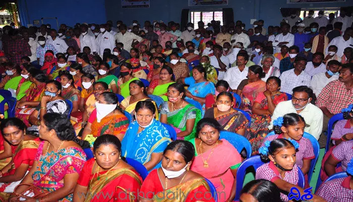 మంత్రుల సభకు హాజరు కాకుంటే.. డ్వాక్రా సంఘాలకు లోన్లు రావా..! మంత్రుల సభకు హాజరు కాకుంటే.. డ్వాక్రా సంఘాలకు లోన్లు రావా..!