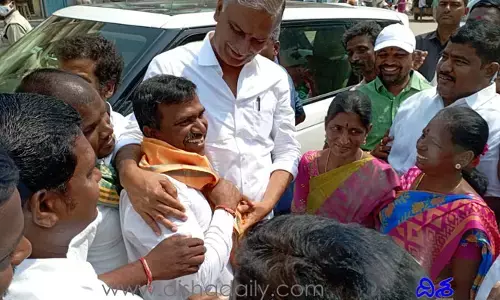 మరోసారి ప్రేమను చాటిన మంత్రి హరీష్ రావు.. వారితో ఆత్మీయ ఆలింగనం