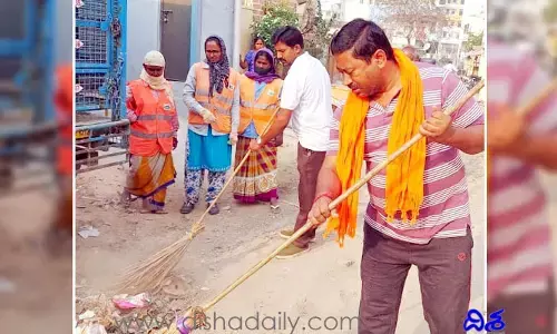 HYD: చీపురు పట్టి రోడ్లు ఊడ్చిన బీజేవైఎం జాతీయ నాయకుడు