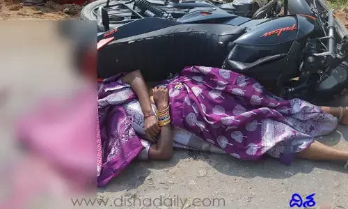 బంధువు ఇంట్లో వేడుకకు వెళ్తున్న జంట.. అంతలోనే
