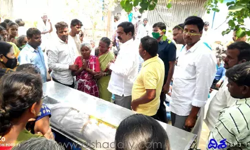మృతదేహంతో ఆసుపత్రి ఎదుట ప్రజాసంఘాల ధర్నా.. ఎమ్మెల్యే చిట్టెం సీరియస్