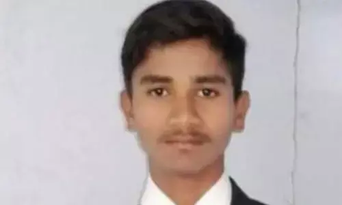 లారీ ఢీ.. ఇద్దరు యువకులు దుర్మరణం