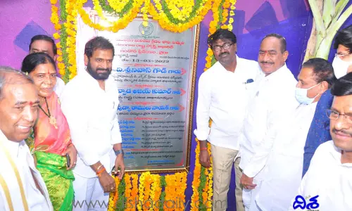 ఇండోర్ స్టేడియంను ప్రారంభించిన మంత్రులు..