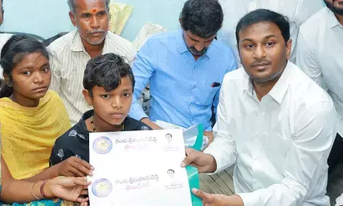 ఉదారతను చాటిన ఎన్ఆర్ఐ.. రూ. లక్ష ఆర్థిక సాయం