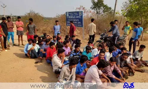 విద్యాశాఖ మంత్రి సొంత జిల్లాలో.. రోడ్డెక్కిన హాస్టల్ విద్యార్థులు