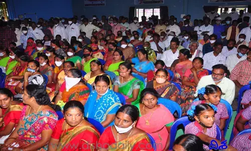 మంత్రుల సభకు హాజరు కాకుంటే.. డ్వాక్రా సంఘాలకు లోన్లు రావా..!