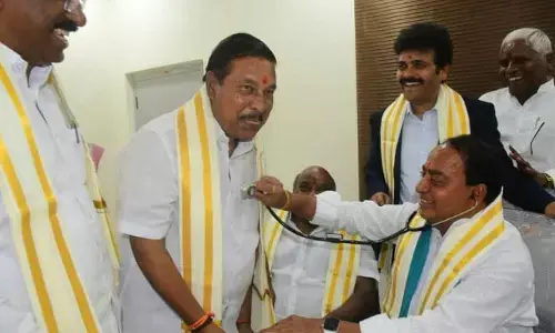 డాక్టర్ అవతారమెత్తిన మంత్రి ఇంద్రకరణ్ రెడ్డి