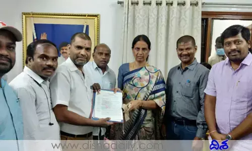 కాంట్రాక్ట్​ అధ్యాపకులందరినీ రెగ్యులరైజ్ చేయండి.. మంత్రికి వినతి పత్రం