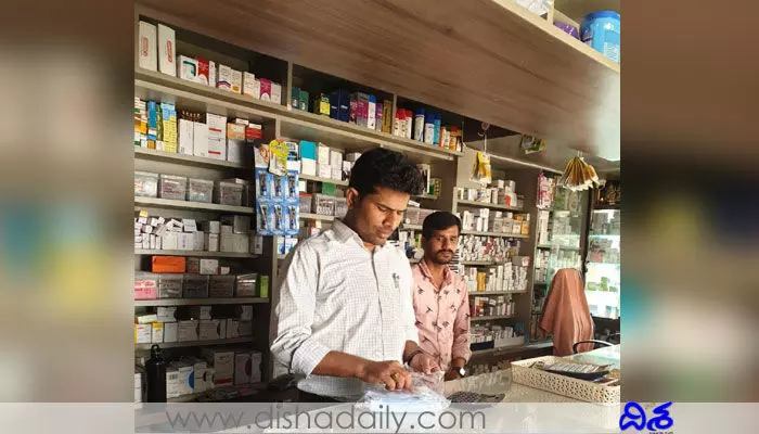 అధికారుల ఆకస్మిక దాడి.. 12 మెడికల్ దుకాణాల లెసెన్స్ రద్దు అధికారుల ఆకస్మిక దాడి.. 12 మెడికల్ దుకాణాల లెసెన్స్ రద్దు