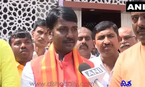 అతనో పారిశుద్ధ్య కార్మికుడు కానీ.. యూపీ ఎన్నికల్లో భారీ విజయం