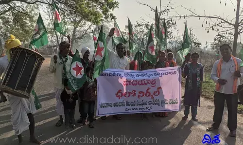 ఆదివాసీల పోరుబాట.. తాగునీరు కోసం పాదయాత్ర