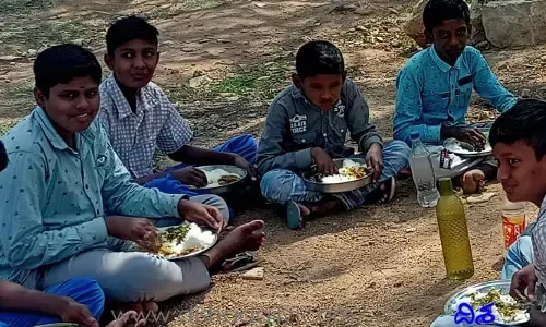 అక్షయపాత్ర మాకొద్దు.. మధ్యాహ్న భోజనంలో లోపించిన నాణ్యత