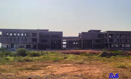 అక్కడ అలా.. ఇక్కడ ఇలా.. నత్తనడక సాగుతోన్న కలెక్టరేట్ పనులు