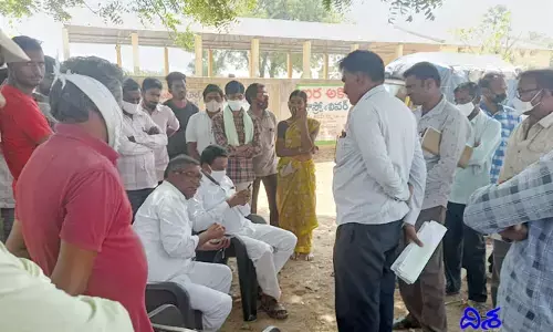పంచాయతీ కార్యదర్శిని నిలబెట్టి ఆదేశాలు జారీ చేసిన సర్పంచ్ భర్త
