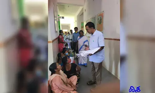 ప్రభుత్వ ఆసుపత్రిలో రోగుల అవస్థలు.. మహిళలను నేలపై కూర్చోబెట్టిన సిబ్బంది