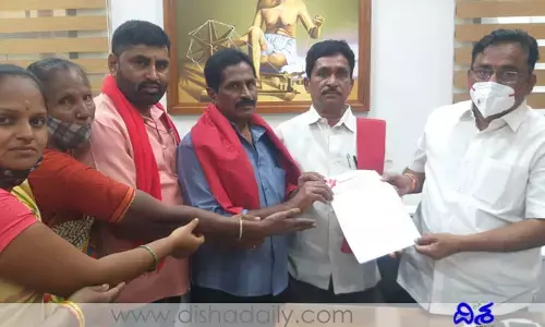 ఆ త‌హ‌సీల్దార్‌ను స‌స్పెండ్ చేయాలి: ర‌వీంద్రాచారి