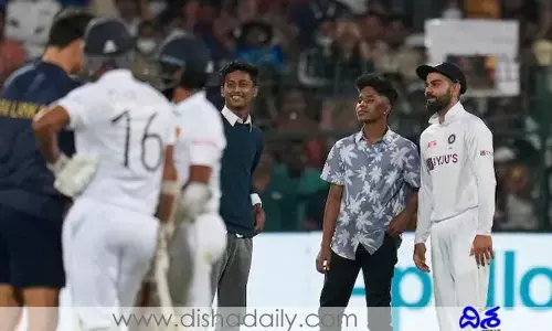 సెల్ఫీ క్రైమ్.. విరాట్‌ కోసం మైదానంలోకి.. నలుగురిపై కేసు నమోదు