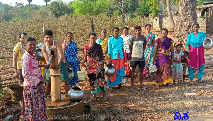 తాగునీటి కోసం గిరిజనుల ఇక్కట్లు.. నెల రోజులుగా నీళ్లు బంద్ తాగునీటి కోసం గిరిజనుల ఇక్కట్లు.. నెల రోజులుగా నీళ్లు బంద్