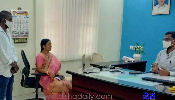 బ్యాంకు ఖాతాలు ఫ్రీజ్ .. కలెక్టర్కు ఫిర్యాదు బ్యాంకు ఖాతాలు ఫ్రీజ్ .. కలెక్టర్కు ఫిర్యాదు