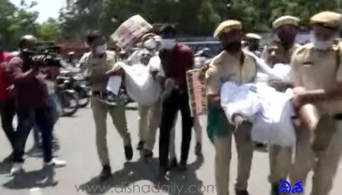 అసెంబ్లీ ముట్టడించిన రైతులు.. హై టెన్షన్ అసెంబ్లీ ముట్టడించిన రైతులు.. హై టెన్షన్