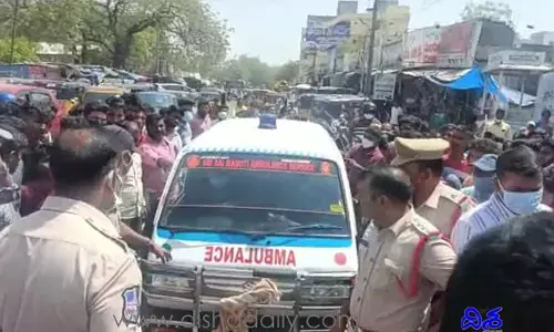 భర్త హత్య చేశాడంటూ మృతదేహంతో యువతి కుటుంబసభ్యులు ఆందోళన