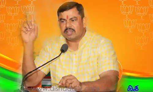 ఈటల రాజేందర్‌ అలా చేస్తాడనే సభకు రానివ్వడం లేదు: రాజాసింగ్