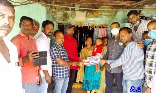 తండ్రిని కోల్పోయిన చిన్నారికి ఆర్థిక చేయూత