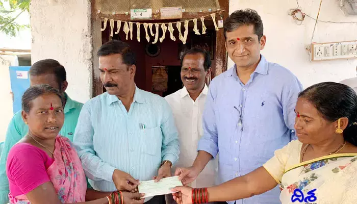 ప్రభుత్వ కార్యక్రమంలో ఎమ్మెల్యే కొడుకు.. అధికారులతో కలిసి చెక్కుల పంపిణీ