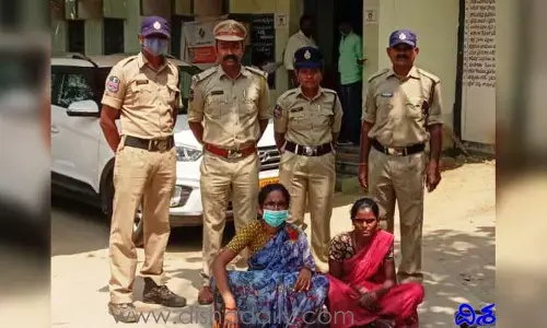 వాటిని అక్రమంగా తయారు చేస్తున్నందుకు.. ఇద్దరు మహిళలకు జరిమానా