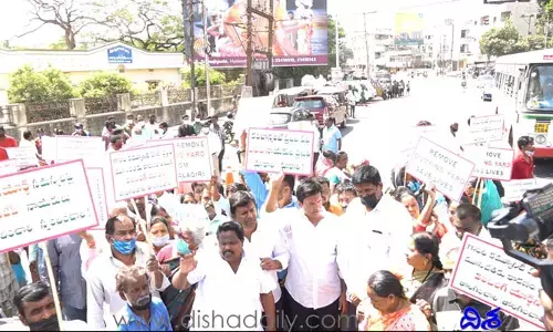 టీఆర్ఎస్ కార్యకర్తల మెరుపు ధర్నా.. తక్షణమే తొలగించాలని డిమాండ్
