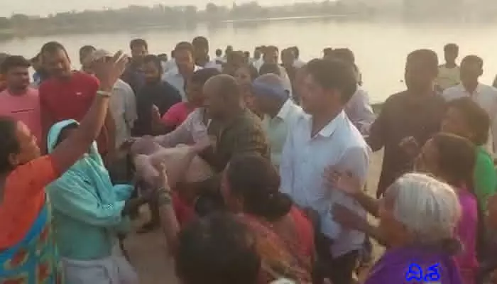ముగ్గురు విద్యార్థులను బలితీసుకున్న చెరువు.. శోకసంద్రంలో కుటుంబాలు ముగ్గురు విద్యార్థులను బలితీసుకున్న చెరువు.. శోకసంద్రంలో కుటుంబాలు