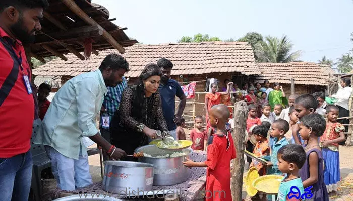 పుట్టిన రోజు సందర్భంగా గిరిజన పిల్లలకు అన్నదానం చేసిన ప్రముఖ జబర్దస్త్ ఆర్టిస్ట్ పుట్టిన రోజు సందర్భంగా గిరిజన పిల్లలకు అన్నదానం చేసిన ప్రముఖ జబర్దస్త్ ఆర్టిస్ట్